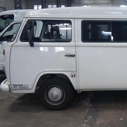 Utilitário da Translight estacionado