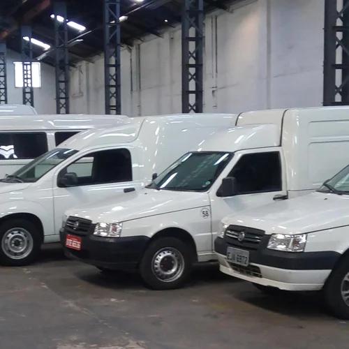 Carros da frota Translight no galpão