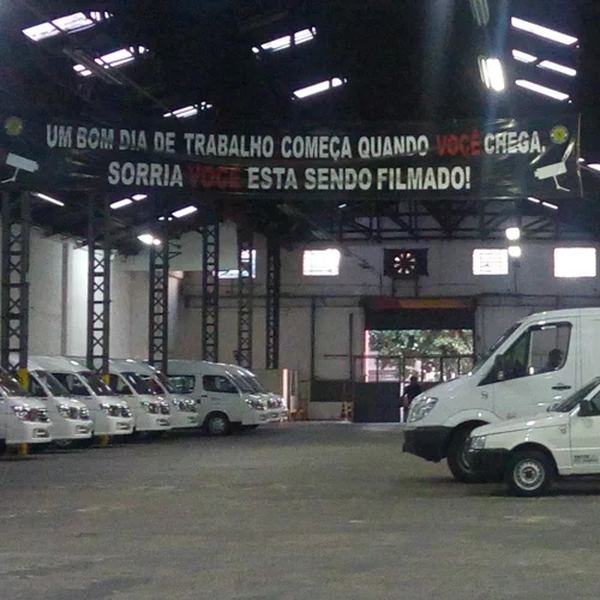 Pátio com utilitários da Translight